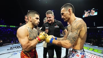 El luchador hispanogeorgiano Ilia Topuria y el luchador estadounidense Max Holloway se saludan antes del inicio del combate.