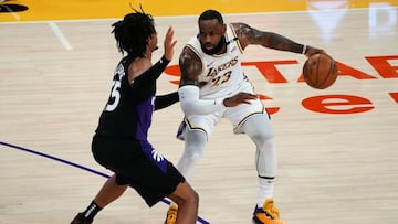LeBron James, durante el partido de la NBA que ha enfrentado a Los Angeles Lakers y Toronto Raptors.