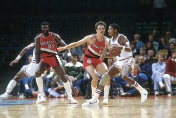 Los Clippers han estado en playoffs en nueve de las diez últimas temporadas, un giro de 180% para la franquicia que fue considerada durante años el gran ejemplo de disfuncionalidad en todo el deporte profesional estadounidense. Su racha de 15 años sin playoffs, que acaban de superar los Kings, se extendió desde 1977 y hasta 1992. En tres ciudades: Buffalo Braves, San Diego Clippers (1978-84) y Los Angeles Clippers. En 1992, regresaron con una derrota en primera ronda contra Utah Jazz. A diferencia de los Kings (una), los Clippers al menos acabaron tres veces a un puesto de playoffs. La tercera peor racha de siempre es de Minnesota Timberwolves (trece años: 2005-18) y la cuarta de Golden State Warriors (doce: 1995-2007).
