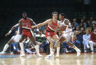 Los Clippers han estado en playoffs en nueve de las diez últimas temporadas, un giro de 180% para la franquicia que fue considerada durante años el gran ejemplo de disfuncionalidad en todo el deporte profesional estadounidense. Su racha de 15 años sin playoffs, que acaban de superar los Kings, se extendió desde 1977 y hasta 1992. En tres ciudades: Buffalo Braves, San Diego Clippers (1978-84) y Los Angeles Clippers. En 1992, regresaron con una derrota en primera ronda contra Utah Jazz. A diferencia de los Kings (una), los Clippers al menos acabaron tres veces a un puesto de playoffs. La tercera peor racha de siempre es de Minnesota Timberwolves (trece años: 2005-18) y la cuarta de Golden State Warriors (doce: 1995-2007). 