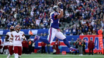 EAST RUTHERFORD, NEW JERSEY - DECEMBER 04: Saquon Barkley #26 of the New York Giants scores a touchdown in the second quarter of a game against the Washington Commanders at MetLife Stadium on December 04, 2022 in East Rutherford, New Jersey. Al Bello/Getty Images/AFP (Photo by AL BELLO / GETTY IMAGES NORTH AMERICA / Getty Images via AFP)