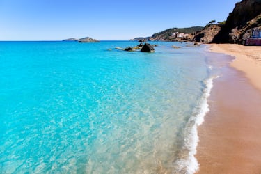 Es una cala de 300 metros de longitud muy recomendada para los que aman el nudismo. Además, aquí encontraréis un remedio mágico para la piel: basta con mezclar el agua del mar con el barro de los acantilados y echároslo. ¡Dicen que el efecto es increíble!