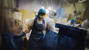 (FILES) In this file photo taken on April 9, 2020 medical staff members take care of a patient infected with COVID-19 at the intensive care unit of the Franco-Britannique hospital in Levallois-Perret, northern Paris. - France has passed the 30,000 deaths linked to the COVID-19 pandemic, with 25 new deaths recorded in 24 hours in hospitals, announced the General Directorate of Health (DGS) on July 10, 2020. (Photo by LUCAS BARIOULET / AFP)