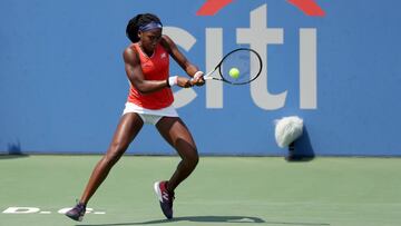 Cori Gauff devuelve una bola durante su partido ante la japonesa Hiroko Kuwata durante la previa del Citi Open en el Rock Creek Tennis Center de Washington, DC.