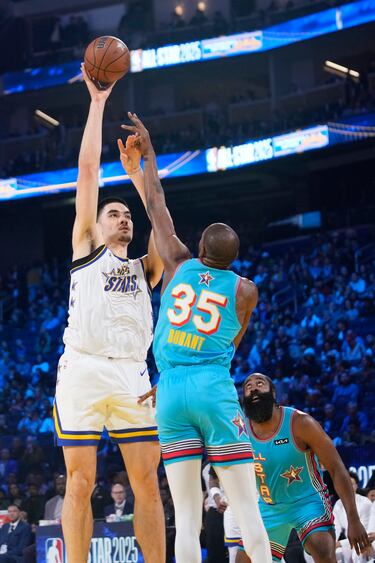 Zach Edey, baloncestista canadiense que pertenece a la plantilla de los Memphis Grizzlies, junto a Kevin Durant.