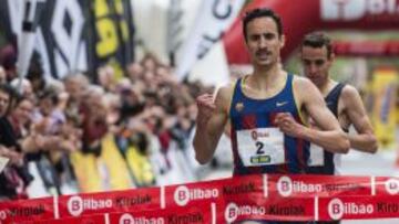 Manuel Olmedo, campeón de España de 1.500 metros en pista cubierta, se proclama hoy vencedor de la IX Milla Internacional de Bilbao. EFE/Miguel Toña