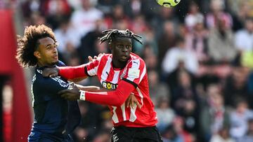 Manchester United's Dutch striker #11 Joshua Zirkzee (L) fights for the ball with Southampton's French midfielder #26 Lesley Ugochukwu during the English Premier League football match between Southampton and Manchester United at St Mary's Stadium in Southampton, southern England on September 14, 2024. (Photo by Glyn KIRK / AFP) / RESTRICTED TO EDITORIAL USE. No use with unauthorized audio, video, data, fixture lists, club/league logos or 'live' services. Online in-match use limited to 120 images. An additional 40 images may be used in extra time. No video emulation. Social media in-match use limited to 120 images. An additional 40 images may be used in extra time. No use in betting publications, games or single club/league/player publications. /