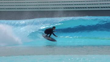 Un surfista probando una ola artificial del surf park más grande del mundo, a una hora en coche de Seúl (Cora del Sur).