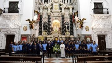 El Cádiz realiza la ofrenda floral y una aficionada exige fichajes