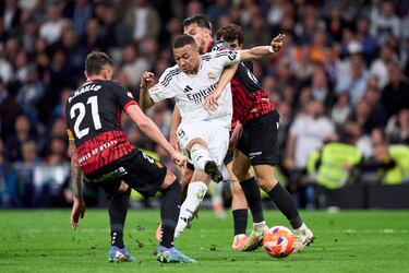 1-1. Kylian Mbappé se interna en el área del Mallorca, y entre varios jugadores, saca un disparo con la derecha, raso al palo corto de Leo Román.