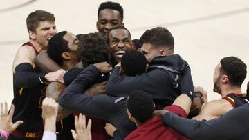 DMX02. CLEVELAND (OH, EE.UU.), 25/04/2018. LeBron James (c) de Cleveland Cavaliers celebra con sus compañeros la anotación del punto decisivo durante un partido de las eliminatorias de la Conferencia Este de la NBA hoy, miércoles 25 de abril de 2018, en el Quicken Loans Arena de Cleveland, Ohio (EE.UU.). EFE/David Maxwell