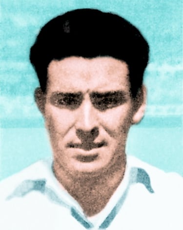 El delantero guipuzcoano comenzó su carrera profesional en el Real Madrid donde jugó la temporada 1944-45. Disputó 7 encuentros con la camiseta madridista. Llegó al Oviedo la temporada 1952-53 y hasta su salida la temporada siguiente jugó 6 partidos.