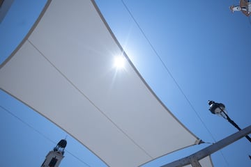 Toldos instalados por el Ayuntamiento de Madrid en la Puerta del Sol. El Ayuntamiento de Madrid defiende la instalación de toldos desmontables en la Puerta del Sol, argumentando que es un Bien de Interés Cultural (BIC) donde no se pueden plantar árboles ni instalar estructuras permanentes.
02 JULIO 2025
Eduardo Parra / Europa Press
02/07/2025