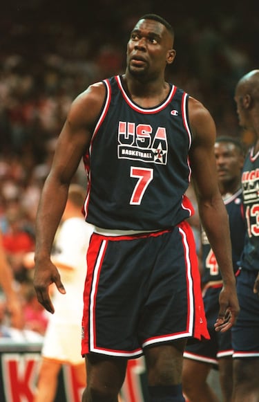 Shawn Kemp (Indiana, 1969) es uno de los grandes matadores en la historia de la NBA. Gran promesa universitaria, los Seattle SuperSonics le draftearon en primera ronda (17) y él no defraudó: tras una primera temporada de aclimatación dio saltos de gigante en las siguientes dentro de un equipo que alcanzaría las Finales de la NBA en 1996. Los Chicago Bulls de Michael Jordan le privarían del anillo. El ala-pívot, seis veces All Star, tuvo demasiados sobresaltos en una carrera que le llevaría a Cleveland, Portland y Orlando: con solo 28 años ya era padre de siete hijos con seis mujeres diferentes y tuvo problemas de peso (en los Cavaliers alcanzó los 147 kilos) y con el alcohol y las drogas. Ya retirado, fue arrestado y declarado culpable en 2005 por posesión de dos kilos de cocaína y 60 gramos de marihuana. Solo se colgó el oro de Canadá con Estados Unidos.