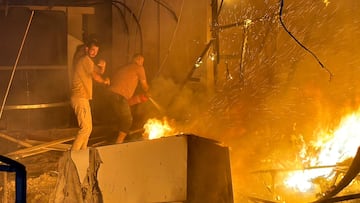 Palestinians work to extinguish a fire at the site of an Israeli strike on a tent camp for displaced people, amid the Israel-Hamas conflict, in Deir Al-Balah in the central Gaza Strip, August 4, 2024. REUTERS/Abdullah Al-Attar TPX IMAGES OF THE DAY