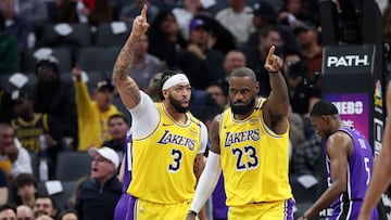 Anthony Davis y LeBron James, jugadores de Los Angeles Lakers, ante Sacramento Kings.