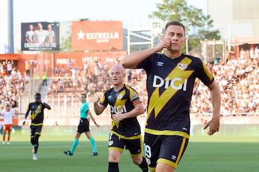 El extremo de la Franja fue el primer goleador de esta temporada. Siempre atento, dio una lección de lo que se consigue con la presión alta. Un gol, una asistencia, provocó un penalti y la expulsión de Gazzaniga.