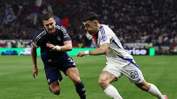Soccer Football - Europa League - Quarter Final - First Leg - Olympique Lyonnais v Manchester United - Groupama Stadium, Lyon, France - April 10, 2025 Olympique Lyonnais' Geoeges Mikautadze in action with Manchester United's Diogo Dalot REUTERS/Gonzalo Fuentes
