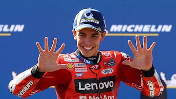 Márquez exhibe con los dedos de las manos los diez dobletes que ya suma.