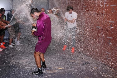 Carlos Alcaraz descorcha una botella de champán junto con su equipo en el vestuario tras proclamarse vencedor del Abierto de Estados Unidos 2025.