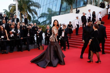 Mahlagha Jaberi posa para los fotógrafos durante la alfombra roja de la ceremonia de entrega de premios del 78.º Festival Internacional de Cine de Cannes.