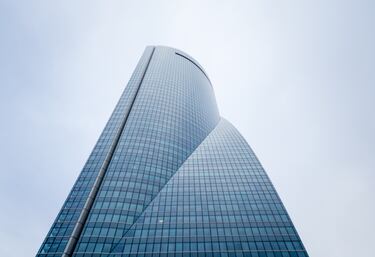 57 plantas. Inaugurado en 2007. Uso de oficinas.
Durante 7 meses, hasta que le superó su vecina, la Torre de Cristal, fue el edificio más alto de España. 
