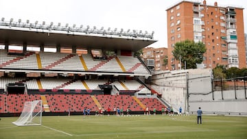 Así estaba el césped de Vallecas en la previa de Conference.