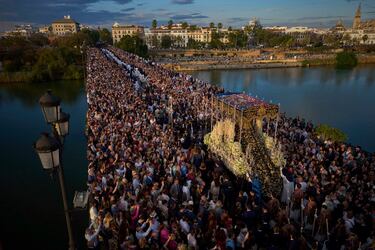 Una imagen de la Virgen María es llevada en procesión por las calles de Sevilla durante el Domingo de Ramos. 