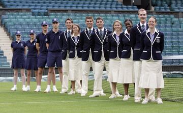 Los recogepelotas de Wimbledon, denominados con el acrónimo BBGs, son 250 voluntarios de diferentes colegios e instituciones británicas, incluida la asociación caritativa DR. Barnardos, que acoge a chicos y chicas en situación de vulnerabilidad. Las pelotas las suministra la firma Slazenger ¡desde 1902! Es el vínculo de patrocinio más duradero de la historia del deporte. Este año ha elaborado 54.250 bolas para el torneo.