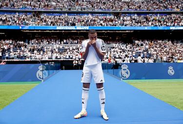 Mbappé besa el escudo de la camieta del Real Madrid. 