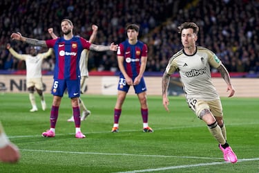 El defensa del Granada estuvo sobresaliente contra el Barça. Impoluto en labores defensivas, anotó incluso un gol, el 1-1 que empezó a sembrar de dudas el estadio Lluís Companys. El lateral derecho, de 23 años, nació en Tarragona, se formó en la cantera del Barça y llegó a debutar con el Atlético. Hoy, nadie le discute el lateral derecho de la defensa granadina.