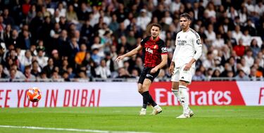 0-1. Balón rechazado dentro del área blanca al que no llega Dani Ceballos pero sí Martin Valjent. El defensa eslovaco deja psar el balón y se saca un zurdazo cruzado lejos del alcance de Thibaut Courtois.