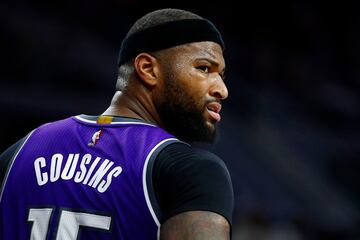 Por todos los errores que han cometido durante años con elecciones muy jugosas de draft, los Kings sí acertaron con su número 5 de 2010: DeMarcus Cousins. El imperial pívot de Kentucky que llegaba con cuestiones sobre su carácter pero, desde luego, un talento inmenso. Después de entrar en el Mejor Quinteto Rookie, Cousins fue tres veces all star con los Kings, la primera en su quinta temporada, 2014-15, en la que promedió más de 24 puntos y 12 rebotes por partido. Esa temporada y la siguiente entró también en el Segundo Mejor Quinteto de la NBA, y cubrió un ciclo de oro con Estados Unidos: Mundial 2014 y Juegos de Río 2016. Pero se le acumularon los problemas con entrenadores (escandalosos con George Karl) y, tras firmar una primera extensión de cuatro años y más de 65 millones en 2013, los Kings no se atrevieron a convertir al jugador, excelente pero inestable, en la gran piedra angular de su futuro. Con 26 años, fue traspasado a Nueva Orleans, donde jugó a un nivel maravilloso hasta la lesión en el tendón de Aquiles que ha marcado después su carrera. Lo peor es que el retorno no ayudó en la reconstrucción: Buddy Hield (enviado esta temporada a Indiana Pacers), Tyreke Evans, Langston Galloway y dos rondas, una segunda y una primera de 2017 que destinaron (número 10) a Zach Collins, intercambiado por Harry Giles y Justin Jackson.