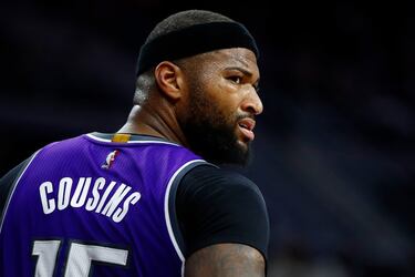 Por todos los errores que han cometido durante años con elecciones muy jugosas de draft, los Kings sí acertaron con su número 5 de 2010: DeMarcus Cousins. El imperial pívot de Kentucky que llegaba con cuestiones sobre su carácter pero, desde luego, un talento inmenso. Después de entrar en el Mejor Quinteto Rookie, Cousins fue tres veces all star con los Kings, la primera en su quinta temporada, 2014-15, en la que promedió más de 24 puntos y 12 rebotes por partido. Esa temporada y la siguiente entró también en el Segundo Mejor Quinteto de la NBA, y cubrió un ciclo de oro con Estados Unidos: Mundial 2014 y Juegos de Río 2016. Pero se le acumularon los problemas con entrenadores (escandalosos con George Karl) y, tras firmar una primera extensión de cuatro años y más de 65 millones en 2013, los Kings no se atrevieron a convertir al jugador, excelente pero inestable, en la gran piedra angular de su futuro. Con 26 años, fue traspasado a Nueva Orleans, donde jugó a un nivel maravilloso hasta la lesión en el tendón de Aquiles que ha marcado después su carrera. Lo peor es que el retorno no ayudó en la reconstrucción: Buddy Hield (enviado esta temporada a Indiana Pacers), Tyreke Evans, Langston Galloway y dos rondas, una segunda y una primera de 2017 que destinaron (número 10) a Zach Collins, intercambiado por Harry Giles y Justin Jackson. 