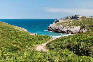 En una privilegiada ubicación, en la costa oriental asturiana se encuentra San Antonio de Mar, una preciosa cala salvaje de arena blanca y aguas cristalinas. Rodeada de acantilados de roca cálida y una abundante vegetación, es un lugar idílico para olvidarse del resto del universo.