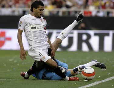 Aunque el brasileño lució todo tipo de dorsales en el Sevilla, el 4 fue el que más repitió en su exitoso periplo en Nervión, donde levantó dos UEFAS, una Copa del Rey, una Supercopa de España, otra de Europa y donde sigue manteniéndose como el traspaso más caro de la historia de la entidad: 45 millones de euros.