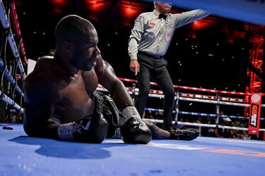 Oleksandr Usyk, campeón indiscutido de peso pesado tras noquear a Daniel Dubois en el quinto round