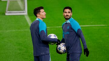 Gündogan, junto a Lewandowski en un entrenamiento.
