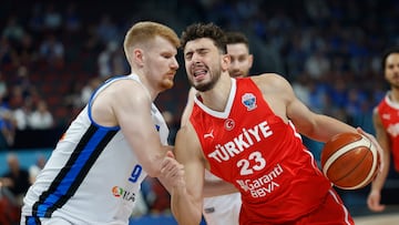 Alperen Sengun, ala-pívot de Turquía, ante Estonia en la fase de grupos del Eurobasket 2025.