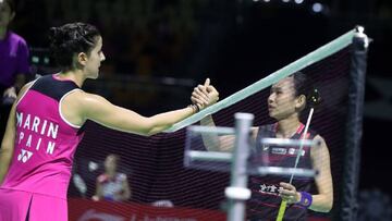 Carolina Marín saluda a Tai Tzu Ying tras un partido.
