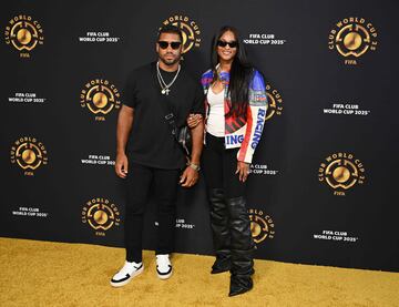 Russell Wilson, mariscal de campo de la NFL, y la cantante estadounidense Ciara. (Photo by ANGELA WEISS / AFP)