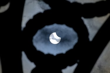 Eclipse parcial del sol visto desde el Cementerio Municipal de San Amaro, en A Coruña, Galicia (España).