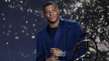 Kylian MBappe posa con el trofeo de Mejor Jugador de la Ligue1.