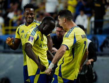 Sadio Mané y Cristiano Ronaldo celebrando el gol del jugador portugués del Al-Nassr F. C.