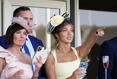 Ambiente durante el 'Ladies Day' del Grand National Festival, la carrera ecuestre más importante de las que se celebran en el Reino Unido, en el Circuito de Aintree, Liverpool.