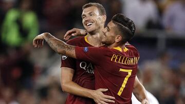 ROM134. ROMA (ITALIA), 02/10/2018.- Edin Dzeko (i) de Roma celebra al anotar hoy, martes 2 de octubre de 2018, en un partido del grupo G de la Liga de Campeones entre AS Roma y Viktoria Plzen en el estadio Olímpico en Roma (Italia). EFE/RICCARDO AN