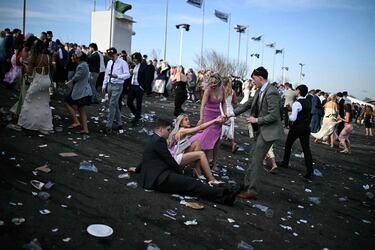 Ambiente durante el 'Ladies Day' del Grand National Festival, la carrera ecuestre más importante de las que se celebran en el Reino Unido, en el Circuito de Aintree, Liverpool.