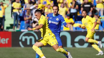 Maksimovic lucha por el balón con el Pacha Espino.
