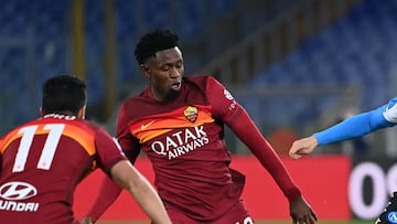 Napoli's Polish midfielder Piotr Zielinski (R) challenges Roma's Spanish forward Pedro (L) and Roma's Guinean midfielder Amadou Diawara during the Italian Serie A football match AS Roma vs Napoli on March 21, 2021 at the Olympic stadium in Rome. (Photo by Alberto PIZZOLI / AFP)