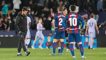 Alessio Lisci, cabizbajo a la conclusión del partido contra el Barcelona.